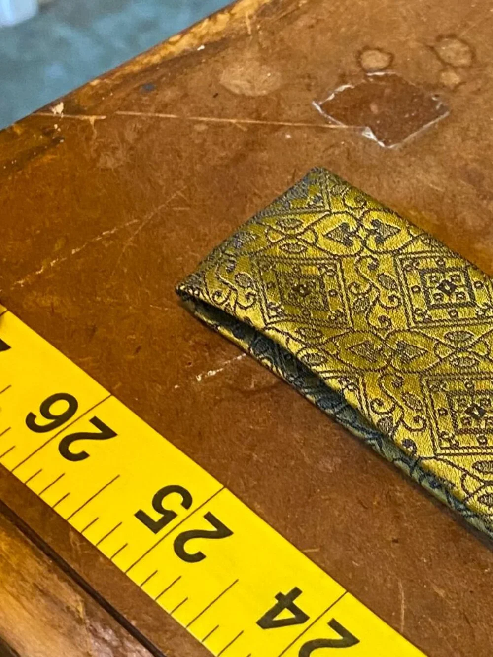1960s Wembley Slim Tie Gold Metallic w/ Hearts Vintage Vegas Playing Cards